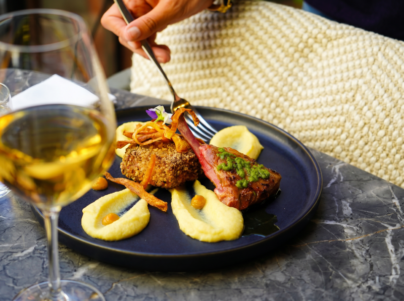 Où dîner dans un restaurant intimiste avec terrasse à proximité du centre-ville de Nantes ?